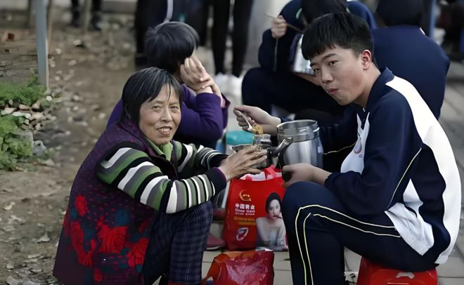 苹果手机”的安徽高中生现状令人感慨凯发平台13年前那个“卖肾也要换(图4)